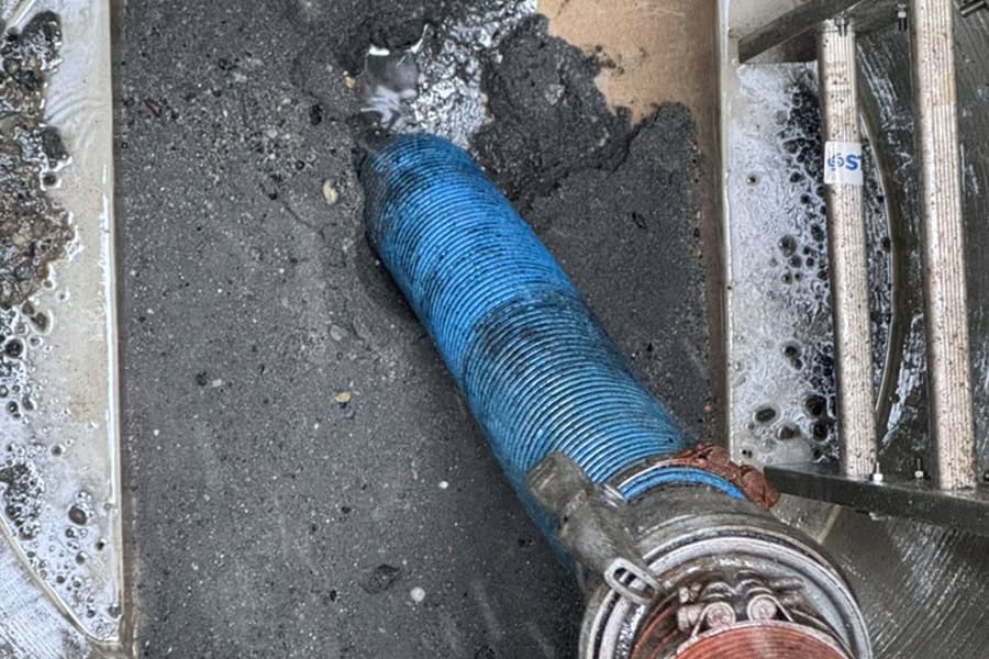 Ati desfundat, reteaua si-a revenit, apa a inceput din nou sa curga normal si pentru o vreme totul a parut rezolvat. Apoi problema s-a intors. Uneori in acelasi punct. Alteori pe acelasi traseu. In astfel de situatii, blocajul nu mai trebuie privit ca un incident izolat, ci ca un semnal clar ca reteaua are o cauza activa care nu a fost inca vazuta si tratata corect.