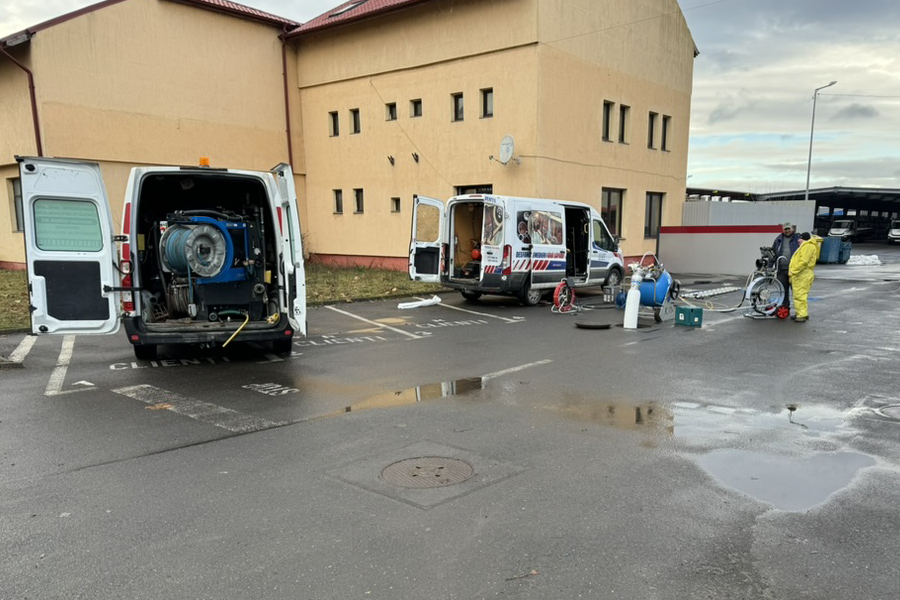 Multe defecte din reteaua de canalizare nu incep spectaculos. Conducta continua sa functioneze, evacuarea inca are loc, iar problema pare, pentru o vreme, usor de tolerat. De aici porneste una dintre cele mai costisitoare greseli: amanarea. O fisura mica, o infiltratie, o zona in care scurgerea merge mai greu sau un defect care revine in acelasi punct nu raman, de regula, la acelasi nivel. In exploatare, conducta continua sa lucreze, iar defectul continua sa se dezvolte.