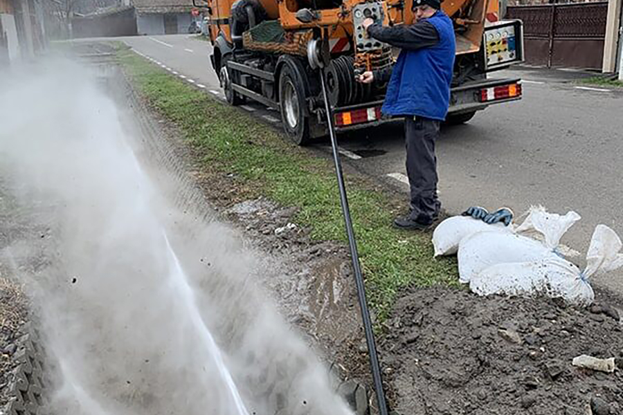 Desfundare canalizare si decolmatare santuri de apa in Harghita