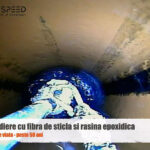 Lucrarea a inceput cu verificarea zonei afectate pentru a stabili exact pozitia defectului si amploarea problemei. In orice reparatie canalizare fara sapatura, evaluarea initiala este esentiala, mai ales atunci cand defectul apare intr-o jonctiune, unde continuitatea si etanseitatea trebuie refacute precis. In acest caz, analiza a confirmat ca problema era localizata in zona de legatura dintre segmentele de canalizare, fara sa fie necesara o interventie extinsa pe intregul traseu.