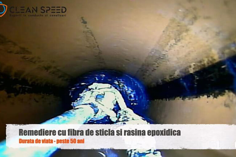 Lucrarea a inceput cu verificarea zonei afectate pentru a stabili exact pozitia defectului si amploarea problemei. In orice reparatie canalizare fara sapatura, evaluarea initiala este esentiala, mai ales atunci cand defectul apare intr-o jonctiune, unde continuitatea si etanseitatea trebuie refacute precis. In acest caz, analiza a confirmat ca problema era localizata in zona de legatura dintre segmentele de canalizare, fara sa fie necesara o interventie extinsa pe intregul traseu.